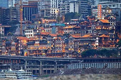 重庆商业街爆料视频,街头小吃与时尚潮流并存  第3张